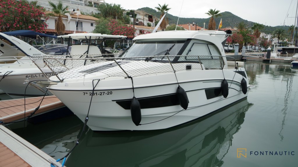 BENETEAU ANTARES 9 OB 2020 — proa y banda derecha desde el muelle